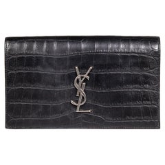 Saint Laurent Clutch de piel negra con relieve de cocodrilo