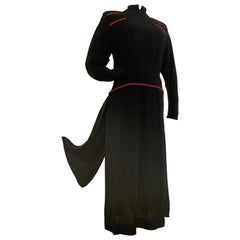 Abito da giorno sartoriale anni '40 in crepe di rayon nero di ispirazione militare con profili rossi