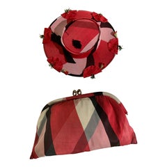Ensemble de sacs à main et de chapeaux à bascule rose, rouge et noir des années 1940