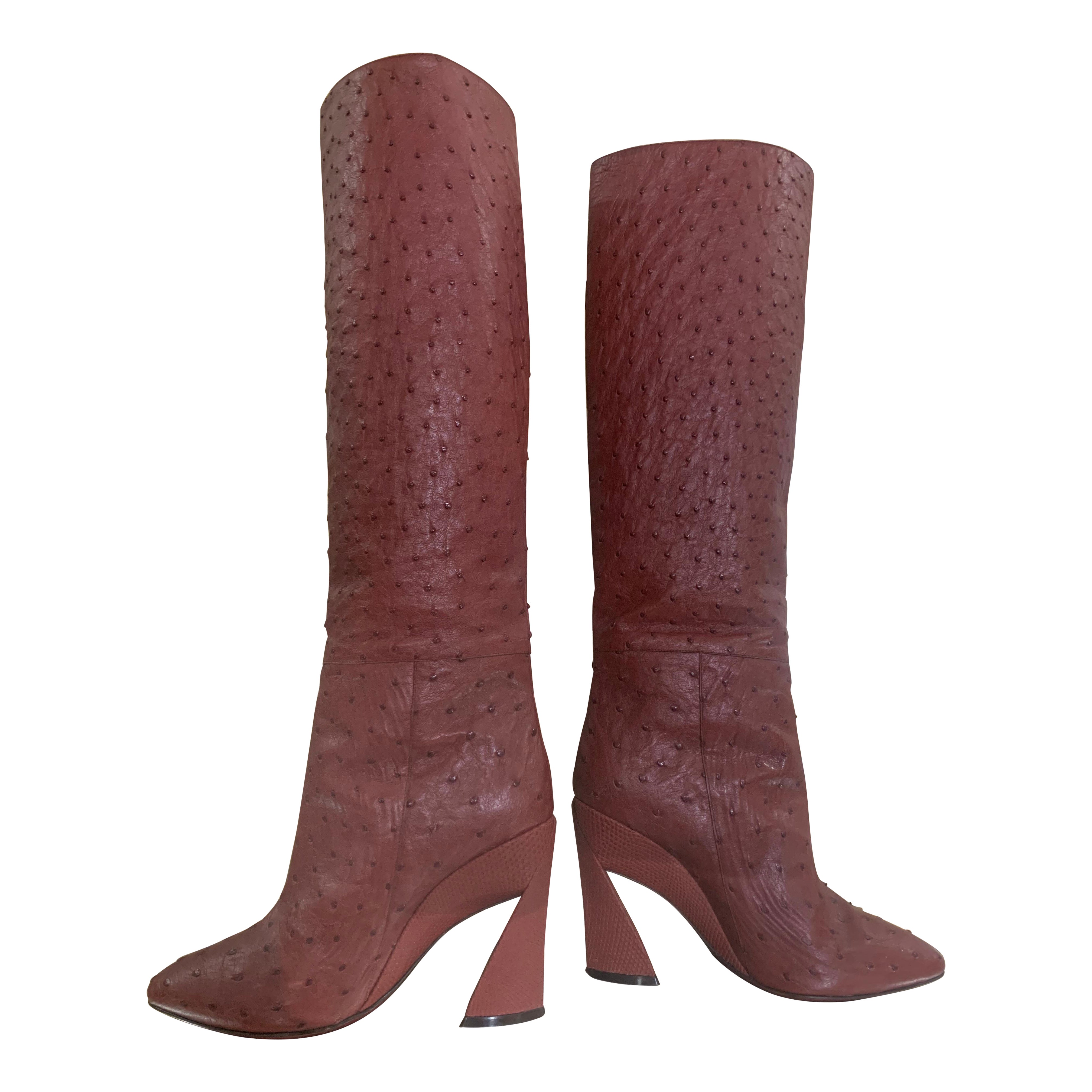 Salvatore Ferragamo Bottes hauteur genou en peau d'autruche bordeaux avec talon sculpté taille US 8 en vente