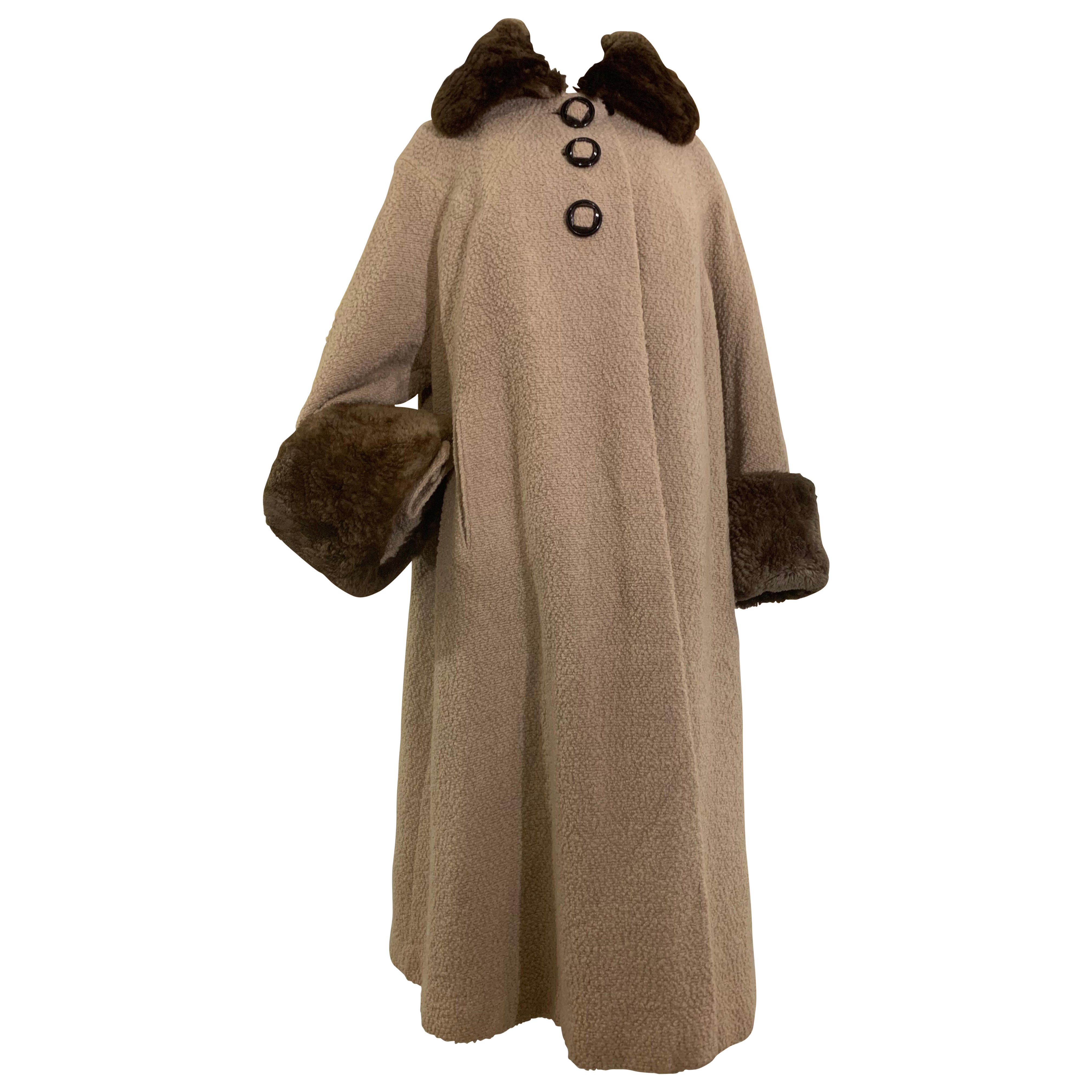 Cappotto Swing lungo in bouclé completo degli anni '40, color taupe chiaro, con colletto e polsini in castoro in vendita