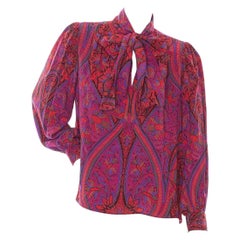Yves Saint Laurent Rive Gauche Rote und lila Seidenbluse mit Paisleymuster und Krawattenausschnitt 1970er
