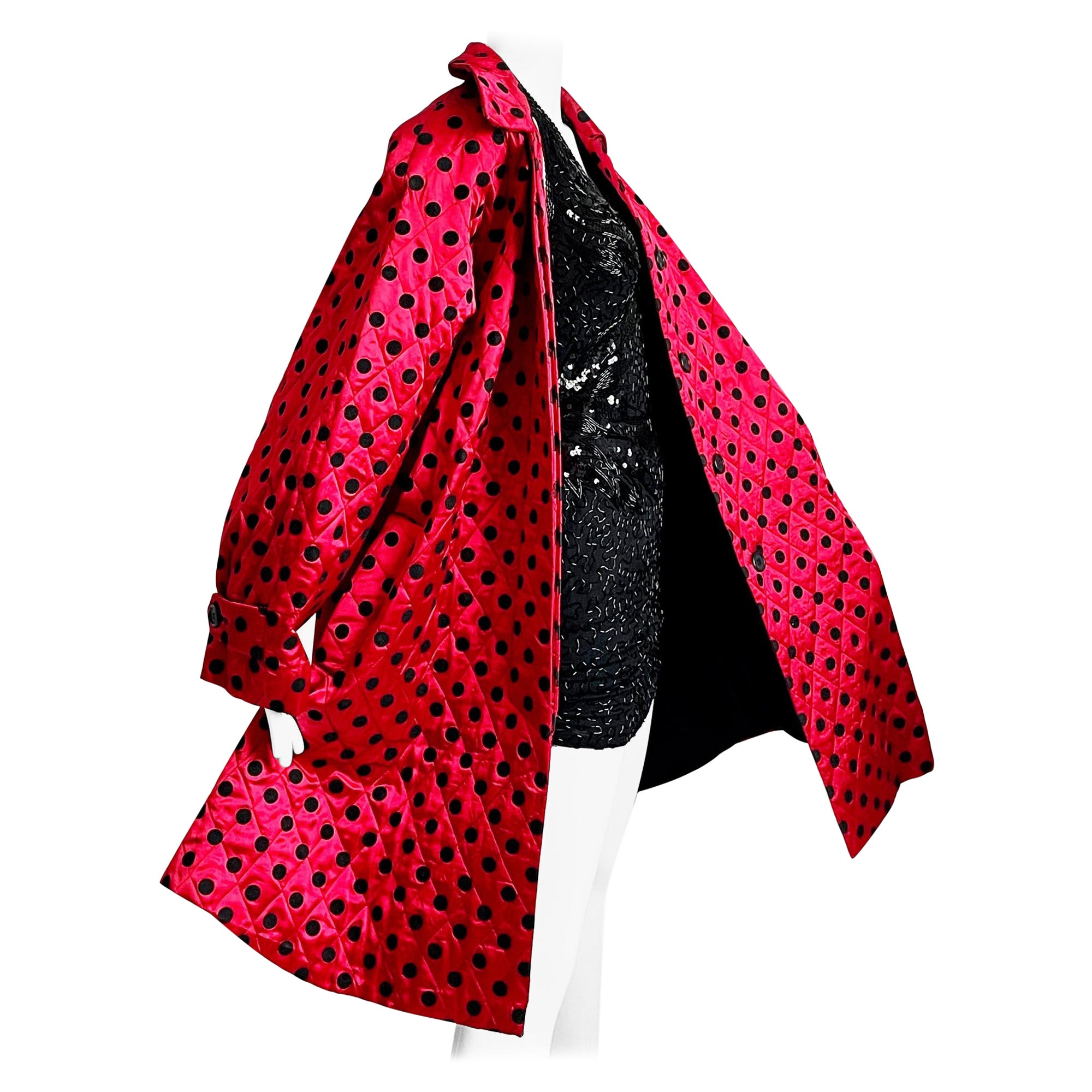 Christian Dior Abrigo Estilo Swing Rojo Raso Negro Lunares Traje de Noche Vintage en venta