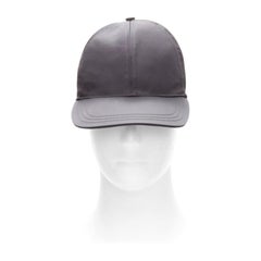 PRADA 2022 Re- Nylon - Chapeau capuchon magique à plaque triangulaire noire L