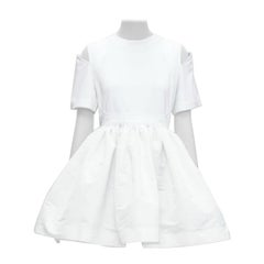 Alexander McQueen 2022 abito corto svasato bianco con spalla tagliata IT38 XS