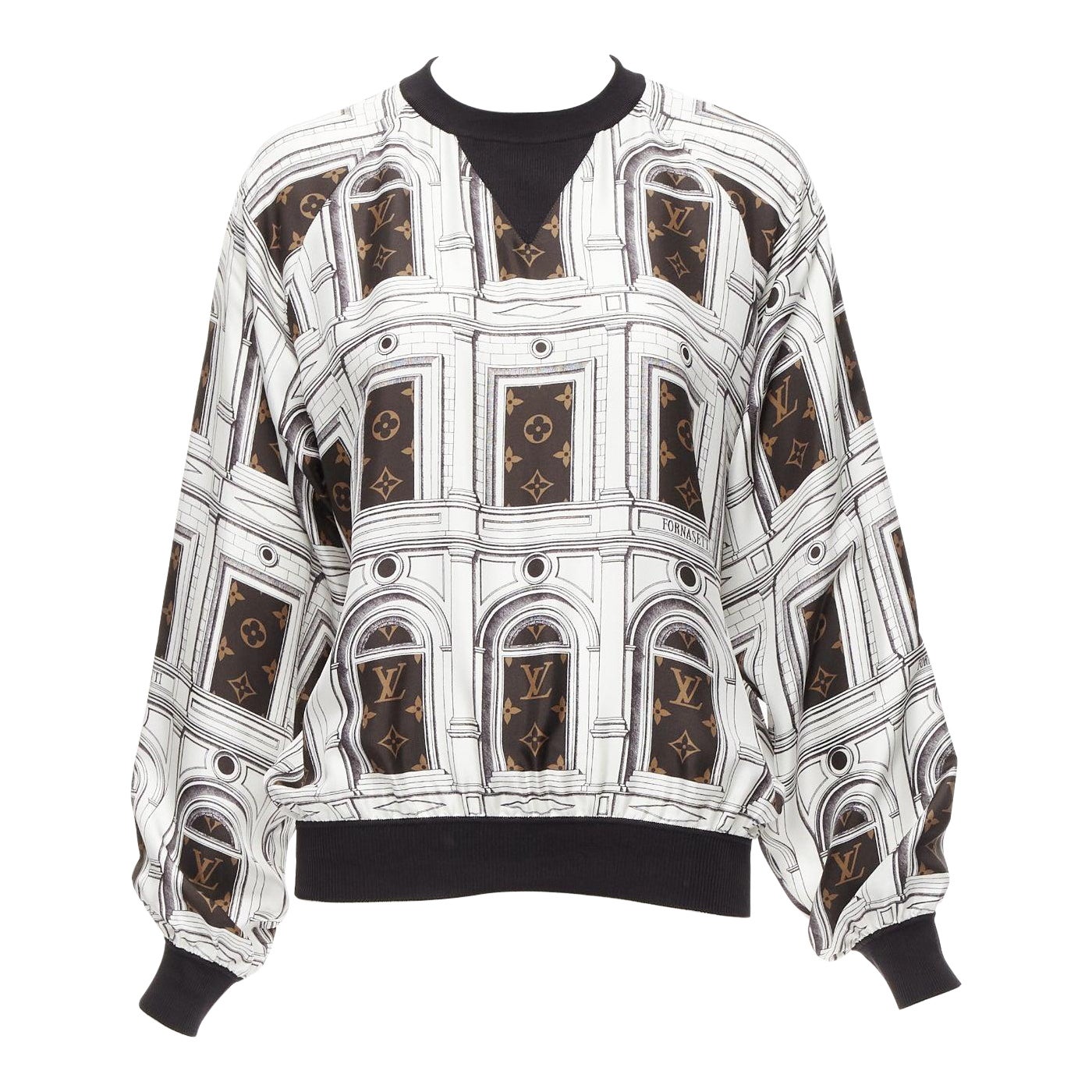 LOUIS VUITTON FORNASETTI Pull court à imprimé graphique en soie 100 % monogramme rare S en vente