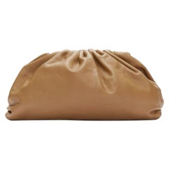 Bottega Veneta The Pouch - Pochette a forma di fagottino in pelle marrone