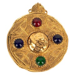 Chanel Broche bizantino de metal dorado