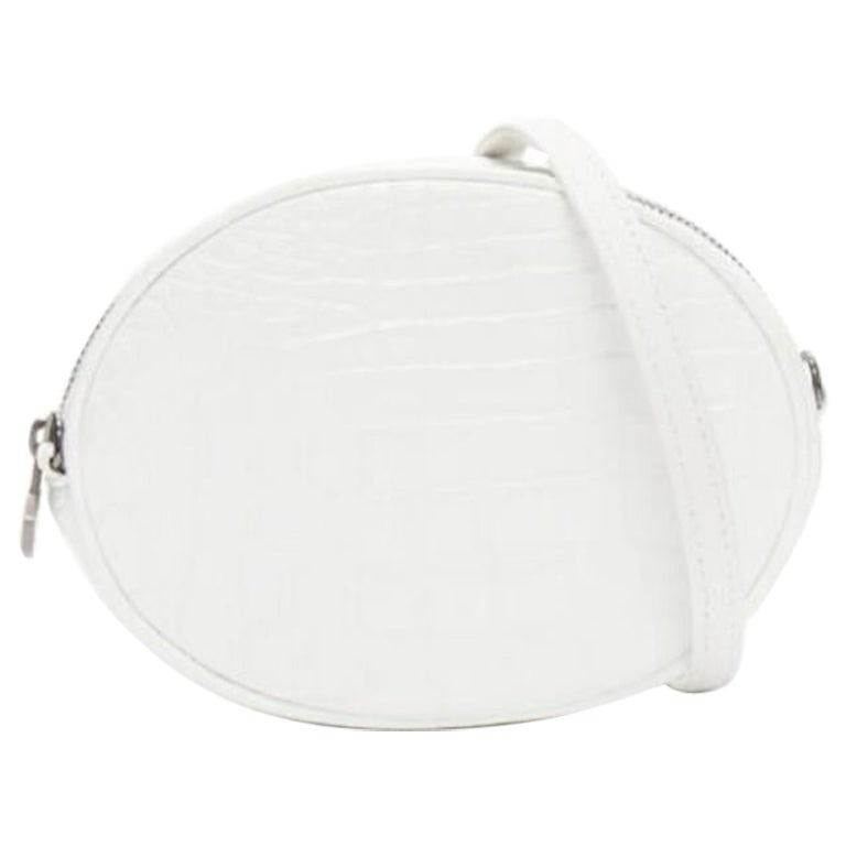 FERIDA YANG Sac à bandoulière ovale en cuir écaillé blanc mat en vente
