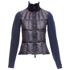MONCLER Norme Afnor navy directional stitch by Stitch by Stitch, veste ajustée rembourrée en duvet d'oie