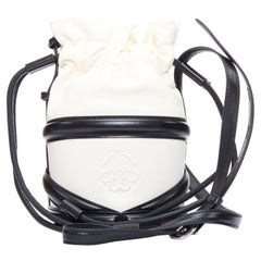 ALEXANDER MCQUEEN Bolso cubo de piel blanco negro con logotipo Soft Curve AM