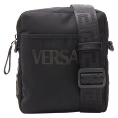 VERSACE La Greca Vintage 90s Logotipo estampado bolso crossbody de nailon negro