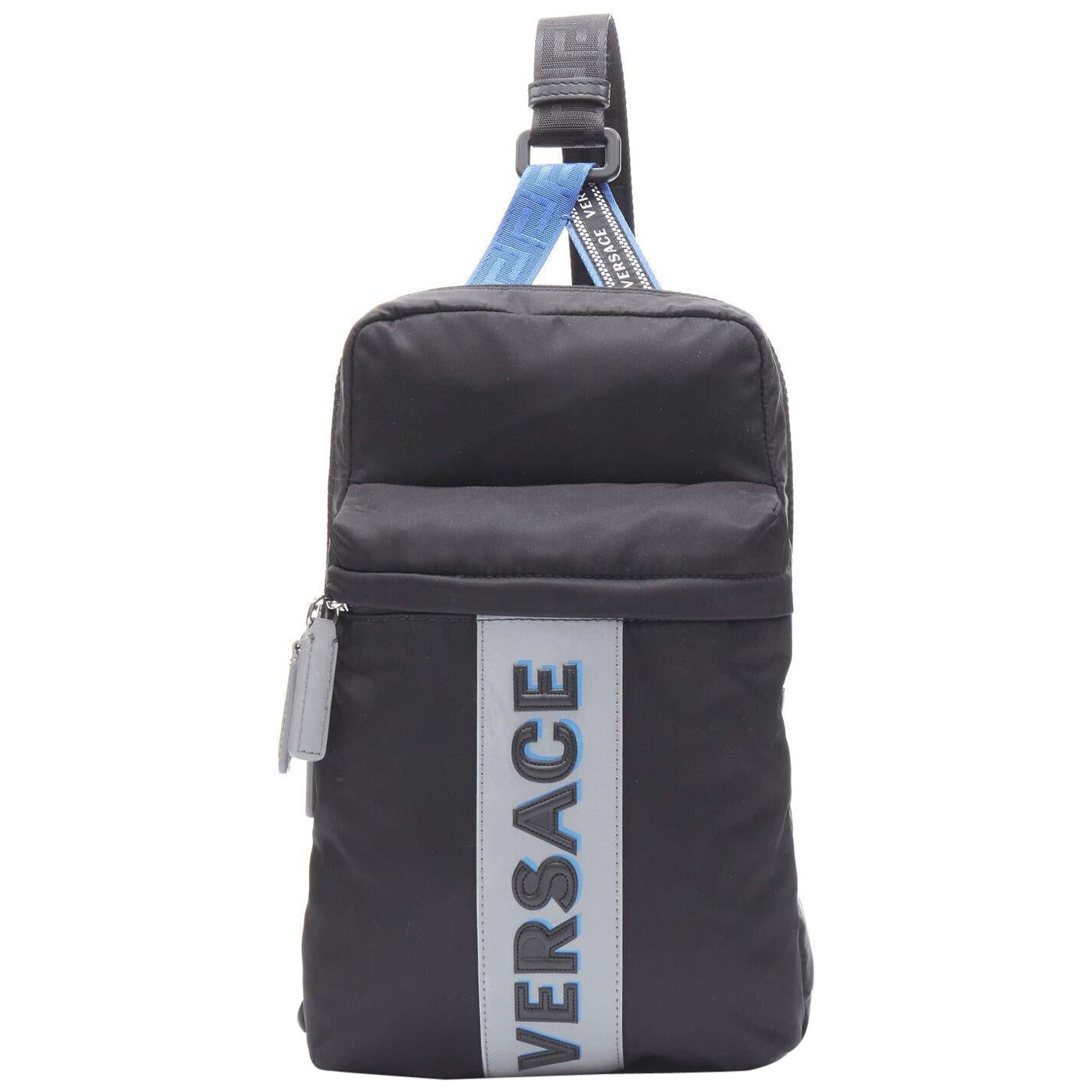 VERSACE Crossbody-Tasche mit reflektierendem Logo aus schwarzem Nylon und Greca-Sportarmband im Angebot
