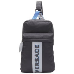 Bolsa bandolera deportiva Greca de nailon negro con logotipo reflectante VERSACE