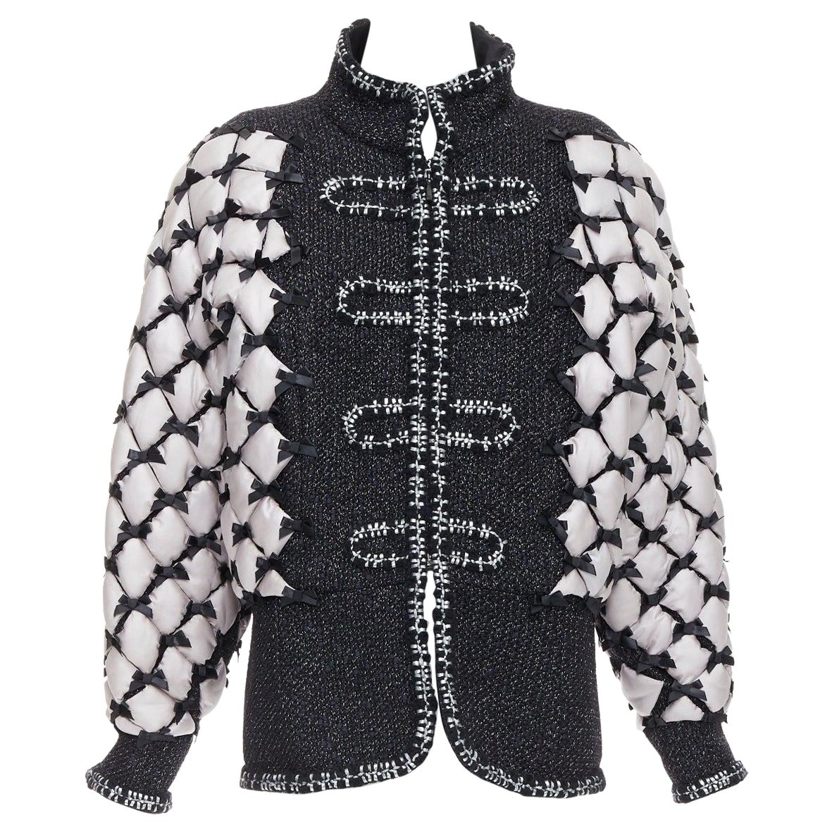 Chanel Brasserie Runway giacca nera in tweed bianco trapuntata tromp loeil a strati