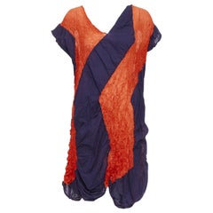 M-One Miyake Robe à manches courtes asymétriques, graphisme froissé, orange et marine JP2 M