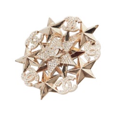 CHANEL A17C crystal CC logo gold tone star motive badge style pin brooch
