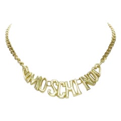 MOSCHINO Kurze Kette mit goldenem Logo-Herz-Motiv-Verschluss
