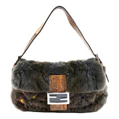 Fendi Borsa baguette ricamata in pelliccia e pelle di pitone