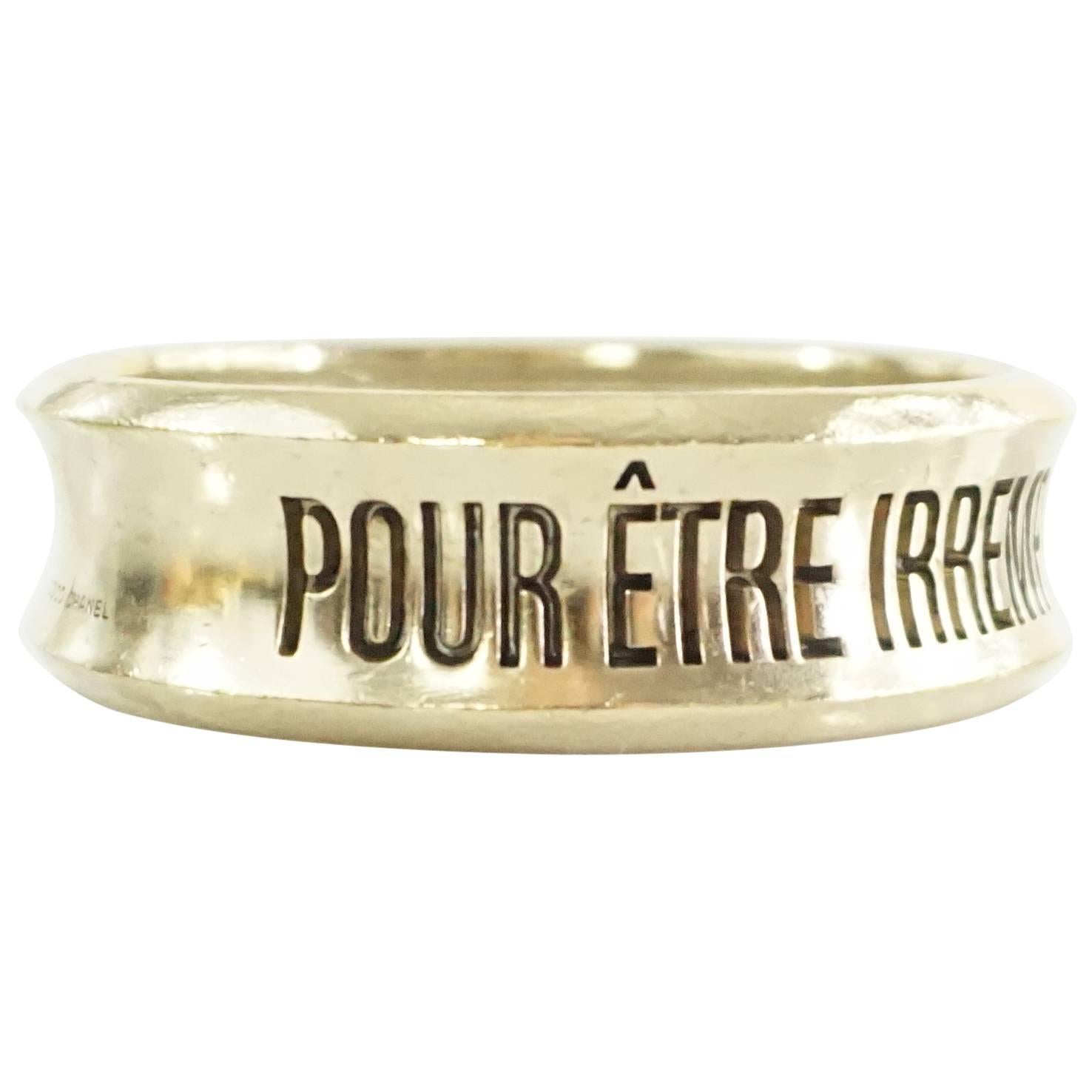 Chanel goldtone "Pour Etre Irremplacable" bangle - 07P