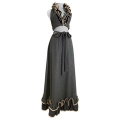 Anne Fogarty, anni '70, in flanella di lana grigia, con top e maxi gonna a balze.