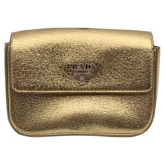 Prada Bolsita de bolsillo con mini caja de piel dorada metalizada