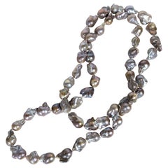 Collar largo de perlas grises barrocas naturales