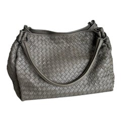 Bottega Veneta Bolso Paracaídas Intrecciato Gris 33cm