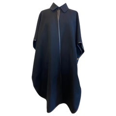 Saint Laurent capa negra de cachemira con borde de piel FW 20/21