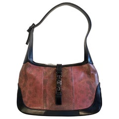 Bolso Jackie de lagarto rosa y piel negra.