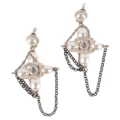 Chanel, boucles d'oreilles croisées avec perles, 2018