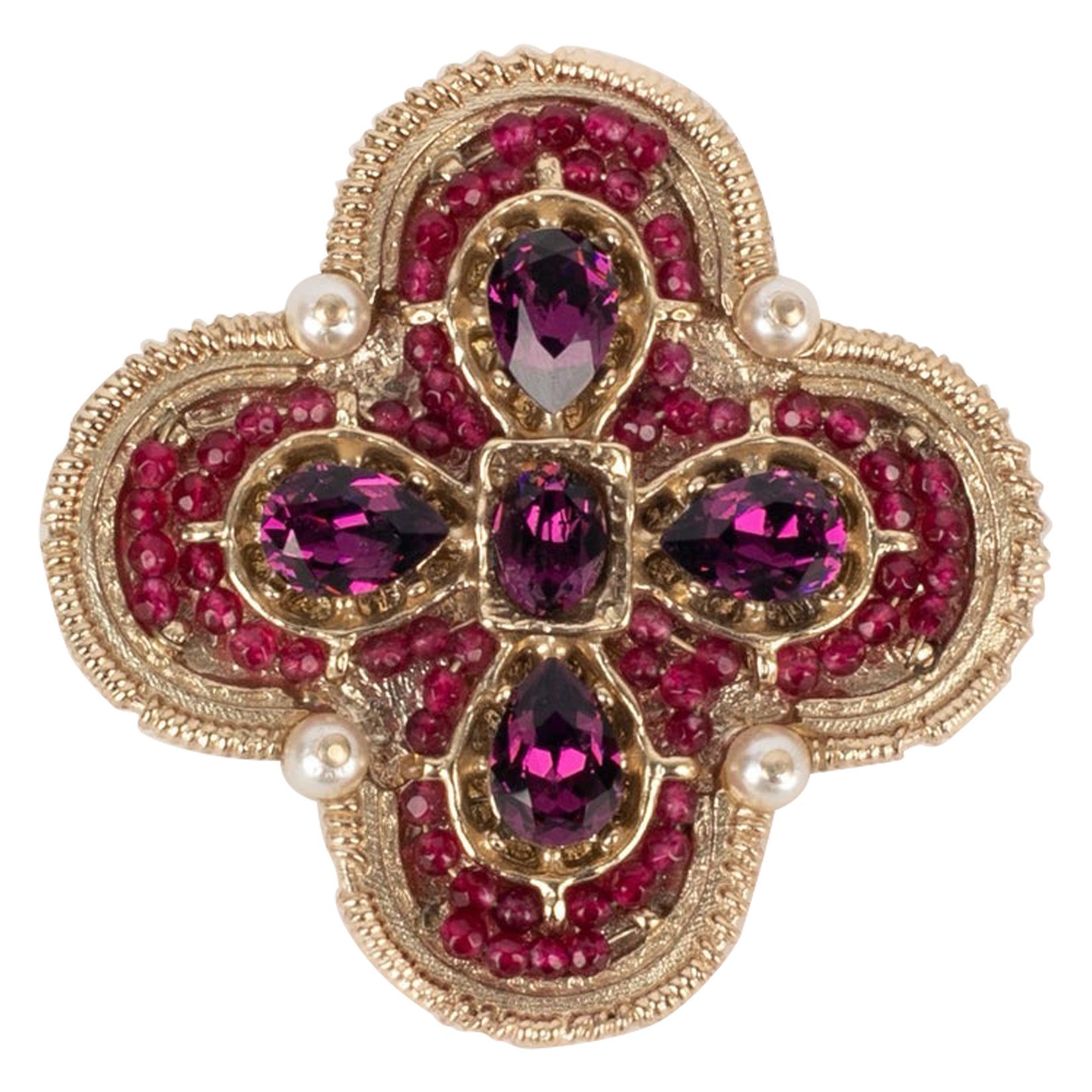 Chanel Brosche, dekoriert mit rosa Perlen, 2016