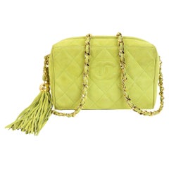 Bolso bandolera Chanel verde de ante acolchado con borla de cámara