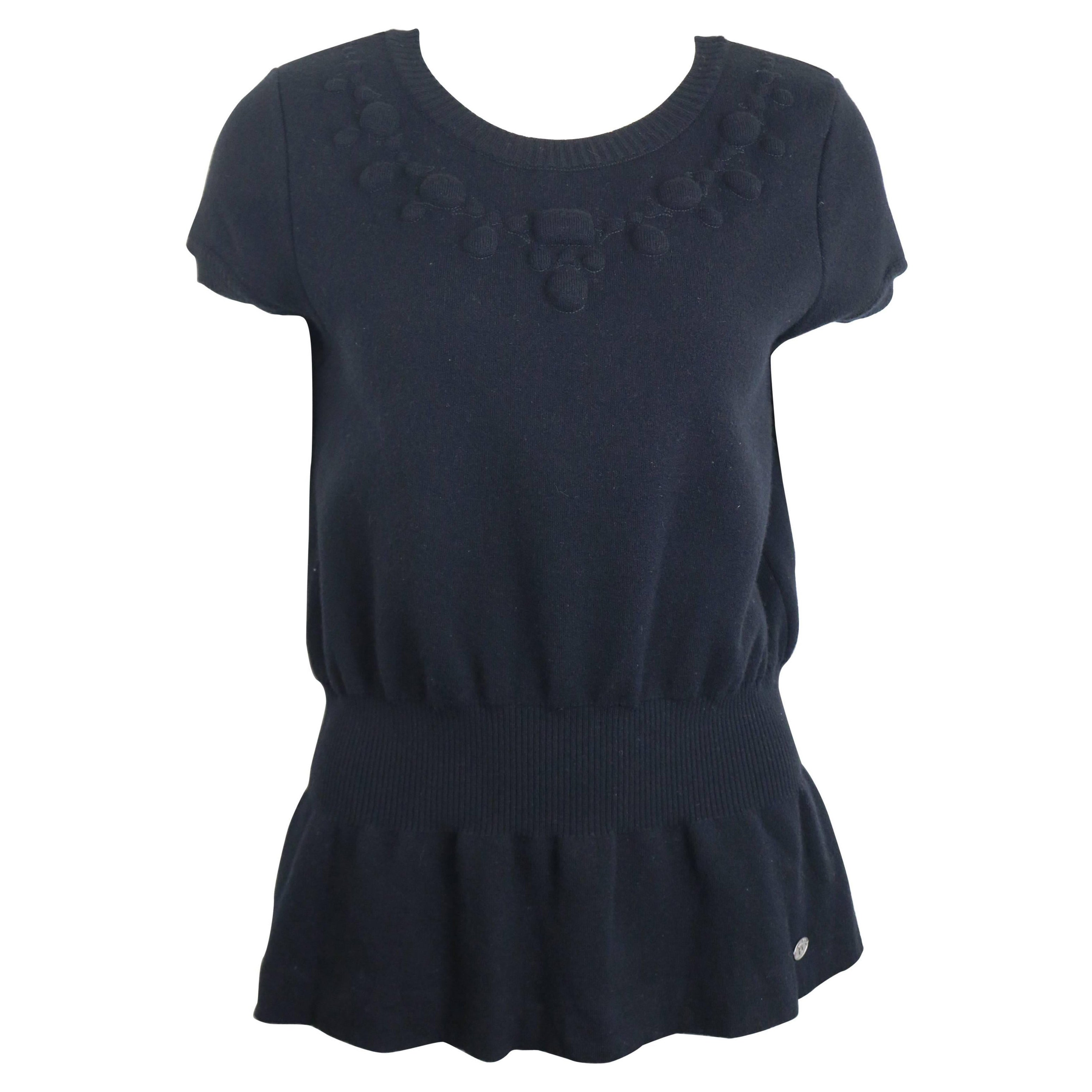 Top a maniche corte in lana nera di Chanel