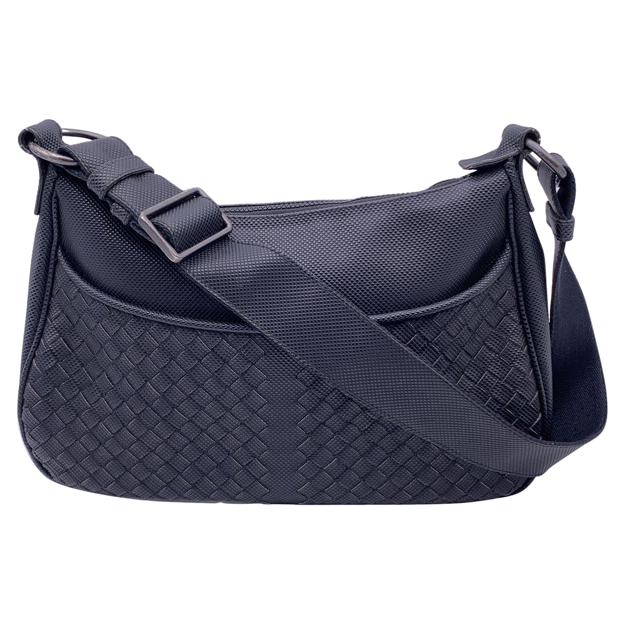Bottega Veneta Bolso de hombro de lona negro Intrecciato en venta