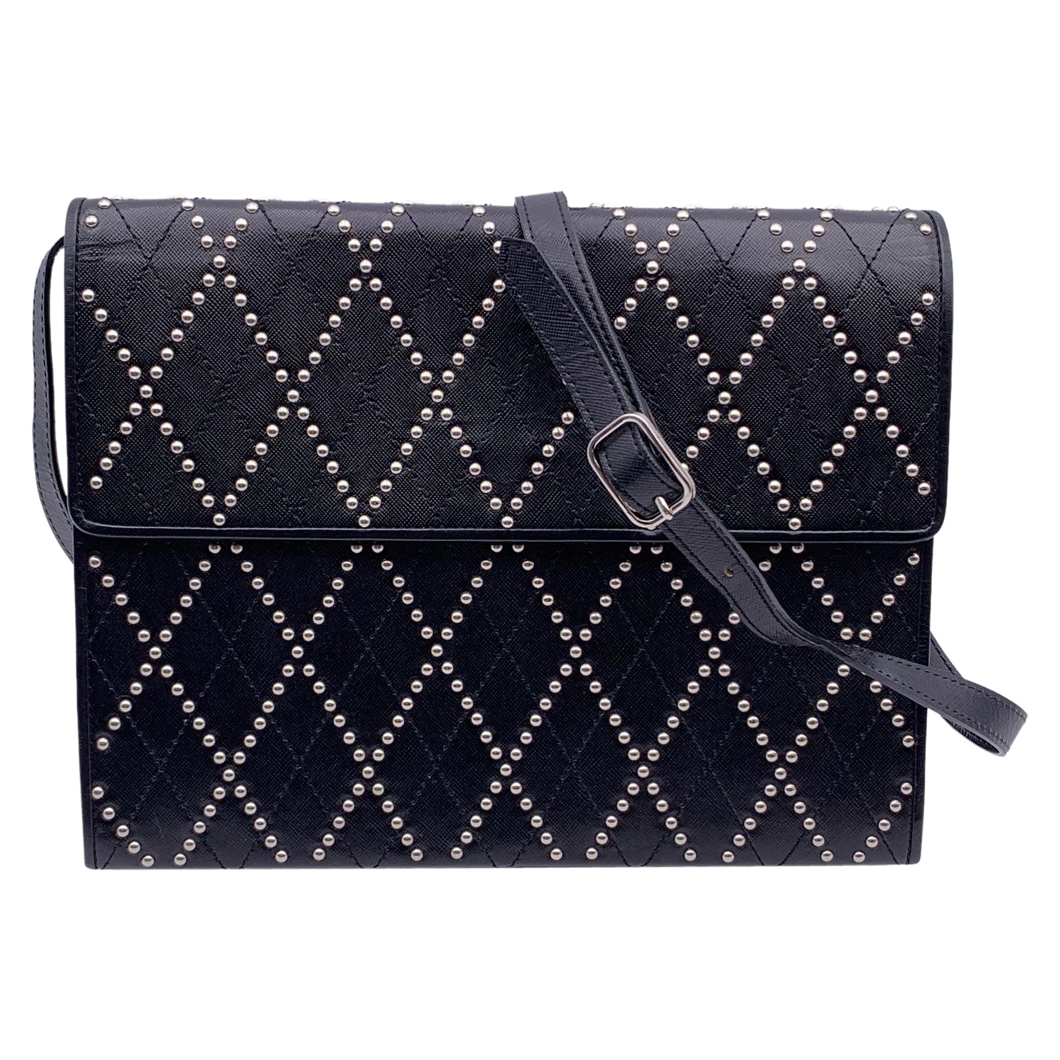 Yves Saint Laurent Bolso Convertible Vintage Negro con Tachuelas en venta
