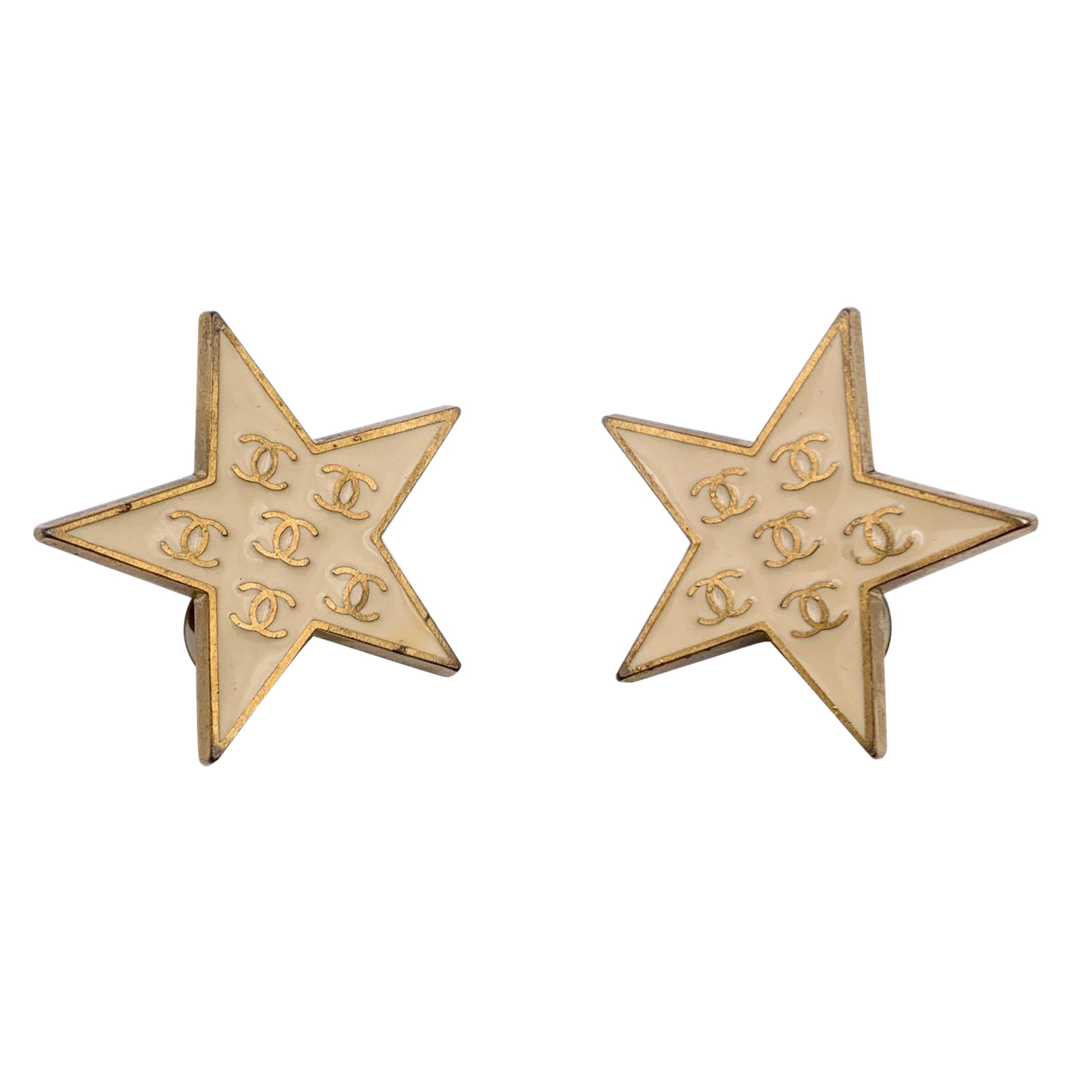 Chanel Vintage Oro Metal Beige Estrellas CC Logos Pendientes de clip en venta