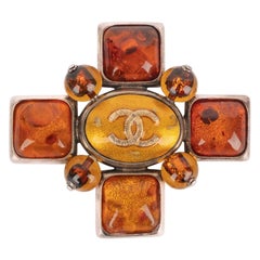 Broche cruz de metal dorado Chanel, 2007