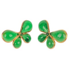 Boucles d'oreilles papillon Augustine en métal doré avec pâte de verre vert foncé