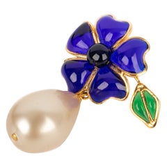 Boucles d'oreilles Augustine en métal doré avec pâte de verre et goutte nacrée