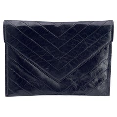 Yves Saint Laurent Bolso de mano pequeño de piel acolchada en V negra vintage
