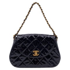 Borsa Chanel vintage in vernice nera trapuntata con manico a catena