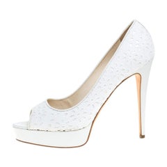 Brian Atwood escarpins à bout ouvert en tissu brodé de fleurs blanches, taille 39,5