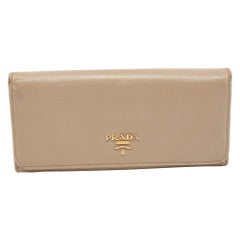 Prada Dunkelbeige Saffiano Continental Brieftasche aus Leder mit Klappe