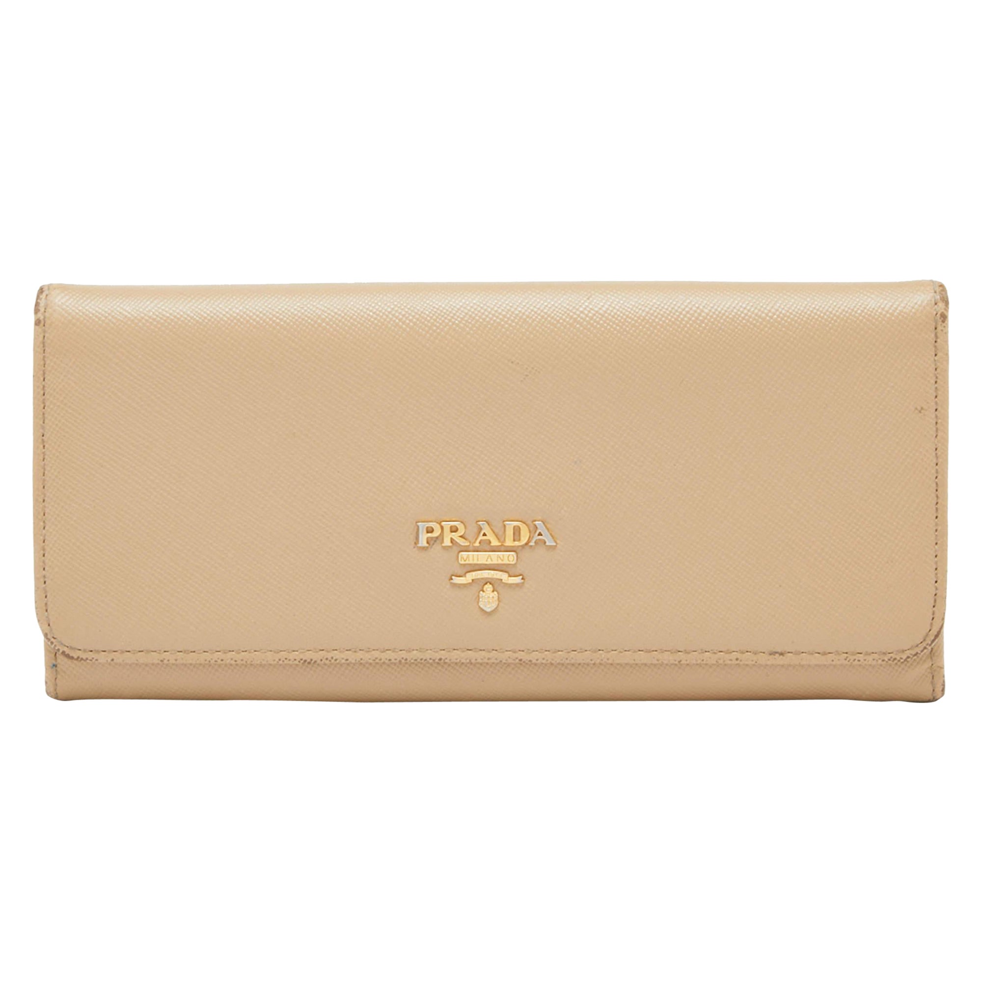 Portafoglio continentale con patta in pelle saffiano beige di Prada