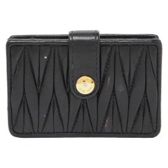 Portacarte in pelle matelassé nera di Miu Miu