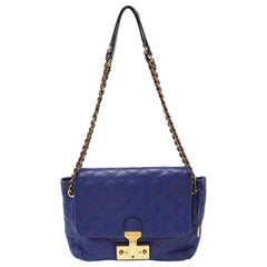 Marc Jacobs Bolso cruzado con solapa de piel acolchada azul