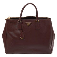 Prada - Fourre-tout Executive Galleria en cuir Saffiano Lux - Bourgogne