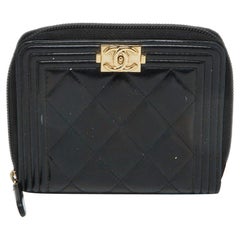 Chanel Cartera con cremallera Boy de charol acolchado negro