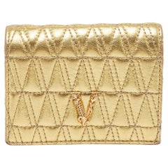 Tarjetero Versace con Solapa Virtus de Piel Acolchada Oro